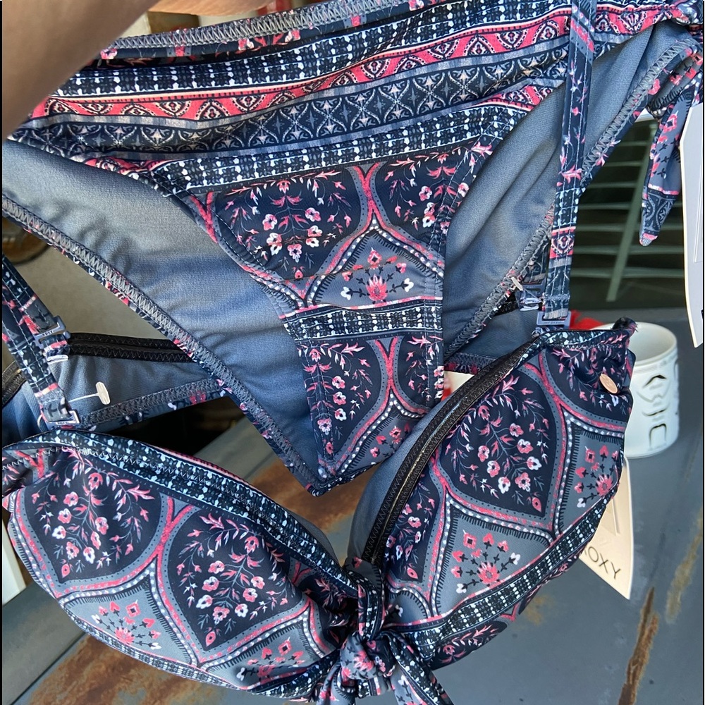 Roxy bikini size Large New with tags